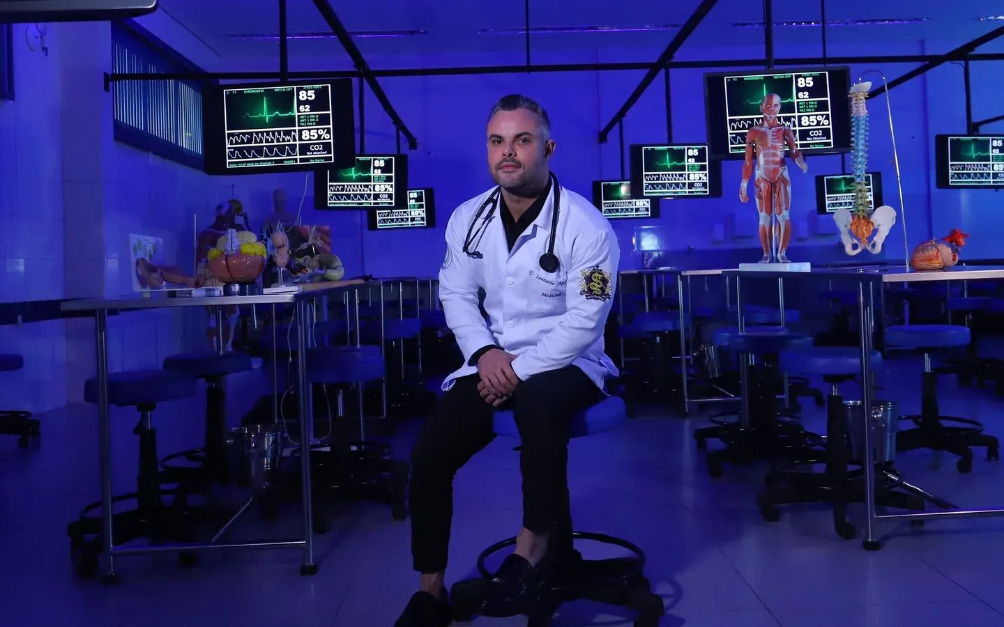 Leonardo Alux sentado em um laboratório de anatomia